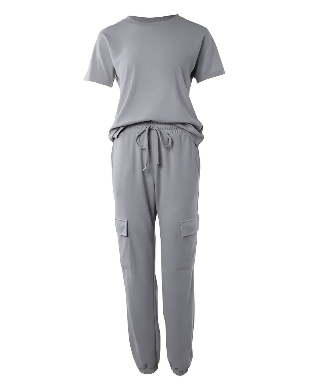Un ensemble de jogging gris composé d'un t-shirt à manches courtes et d'un pantalon cargo.