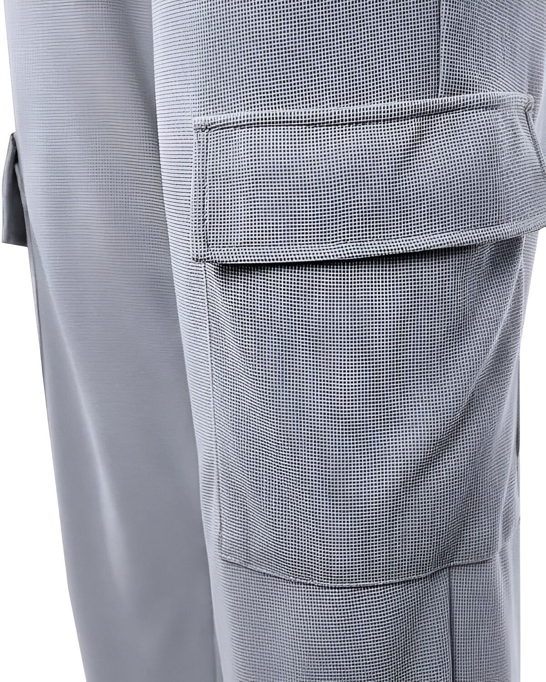 Le pantalon cargo gris a une poche cargo sur la jambe droite.
