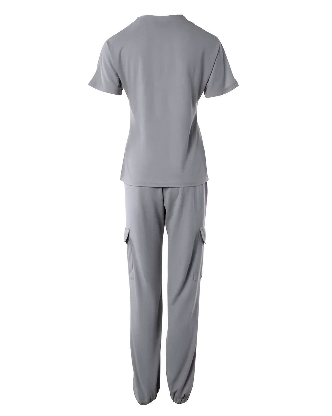 Une femme porte un uniforme médical gris composé d'un haut à manches courtes et d'un pantalon cargo.