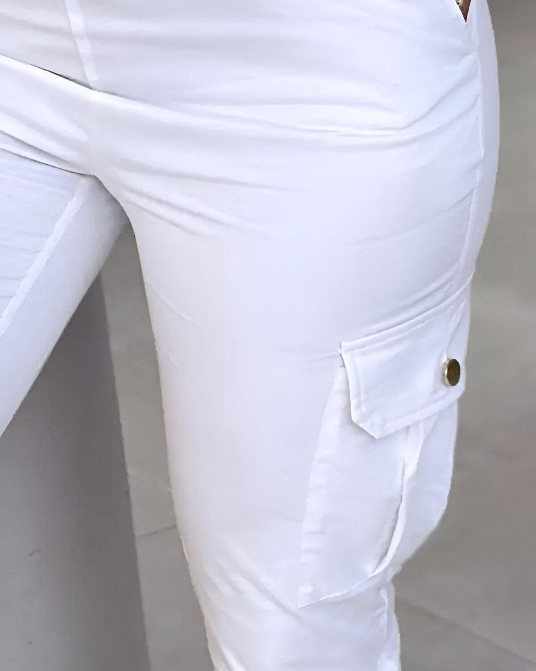 Une image d'un pantalon cargo blanc avec une poche sur le côté.