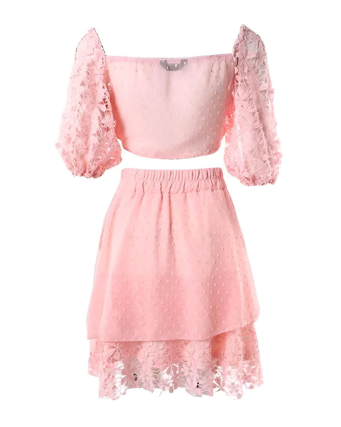Un ensemble deux pièces rose composé d'un crop top et d'une jupe. Le crop top est à épaules dénudées avec des manches bouffantes en dentelle. La jupe est taille haute et évasée, avec un volant en dentelle au bas.