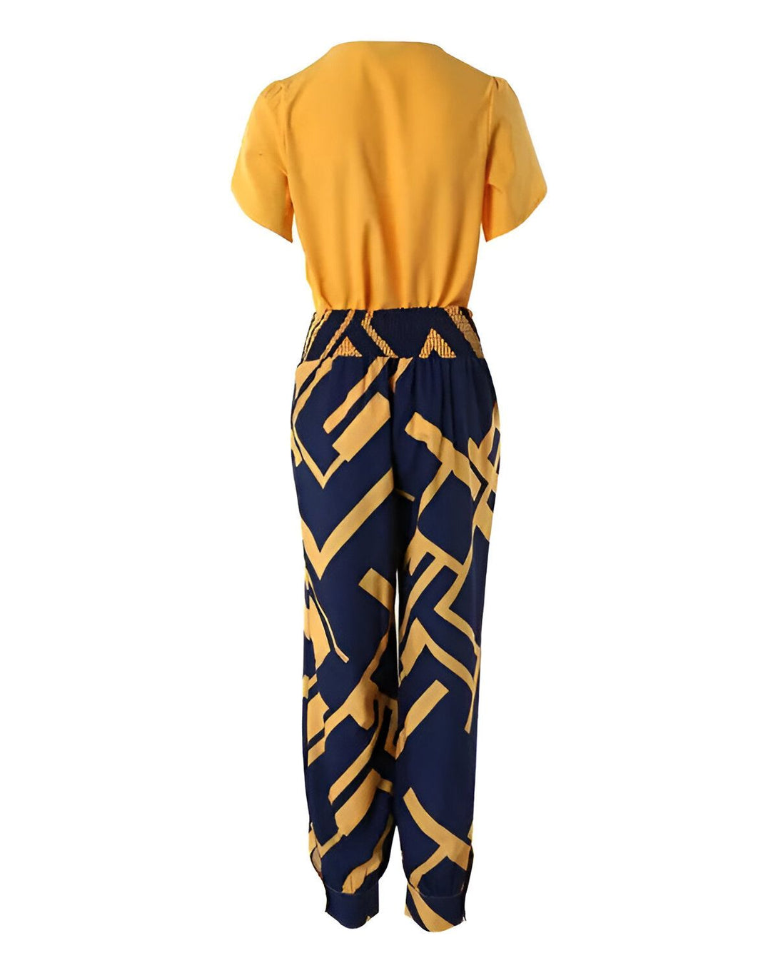 Une combinaison pantalon et haut jaune et bleu à motifs géométriques.