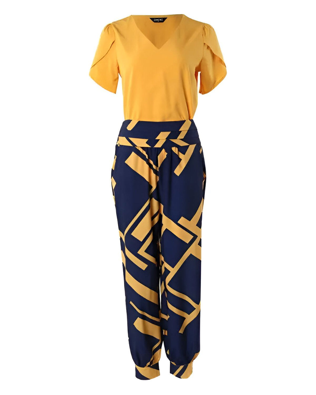 Un ensemble pantalon et haut jaune et bleu marine pour femme. Le haut est à manches courtes et le pantalon est long et ample.