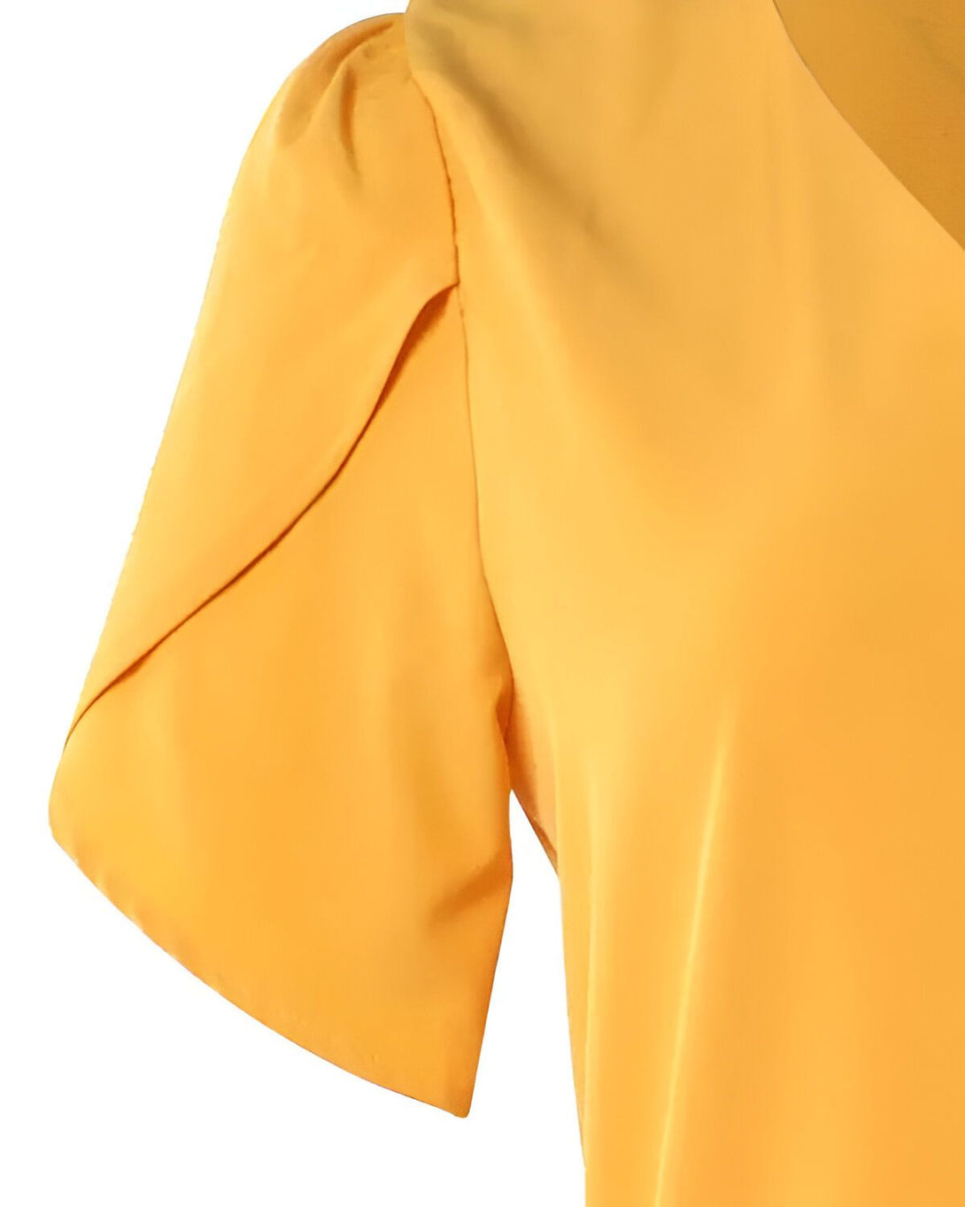 Une manche jaune vif d'un chemisier en soie.