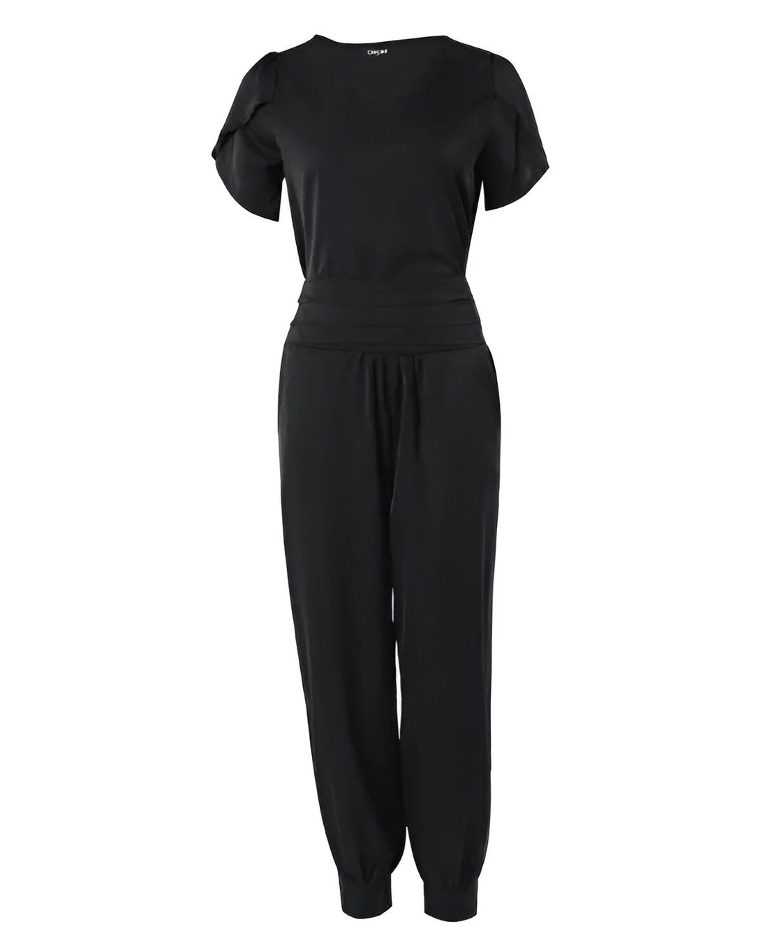 Une combinaison noire avec des manches courtes et des jambes larges.