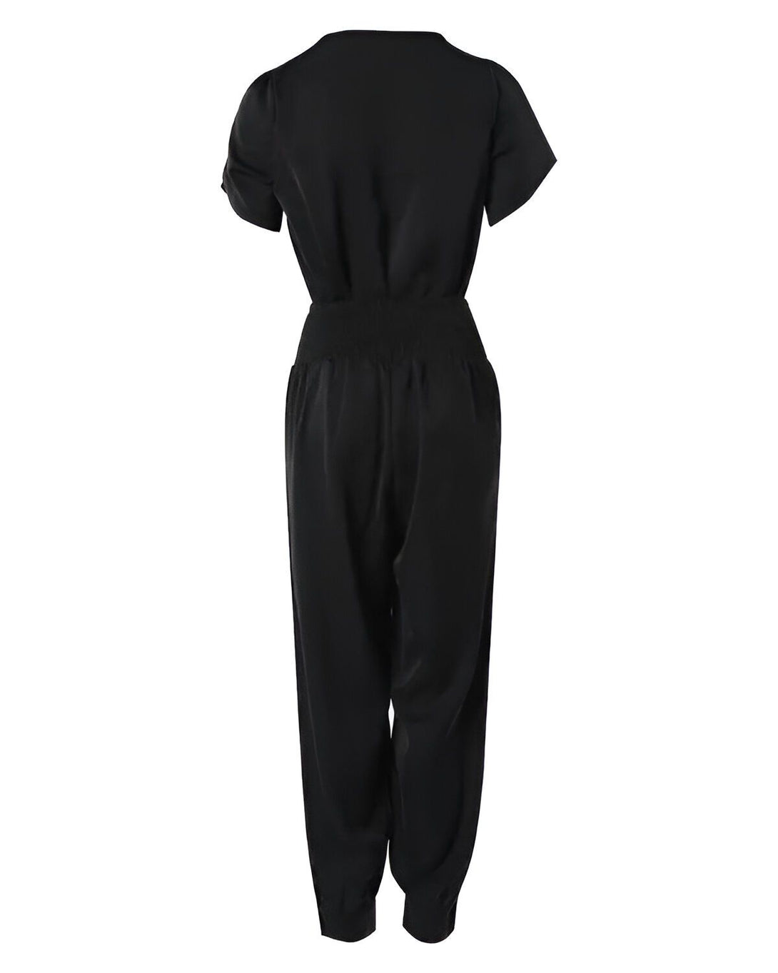Une combinaison noire en satin avec des manches courtes et un pantalon bouffant.