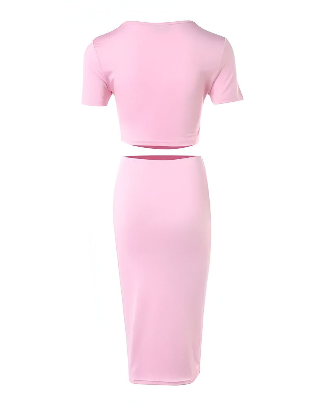 Un ensemble deux pièces rose composé d'un crop top à manches courtes et d'une jupe crayon fendue sur le côté.
