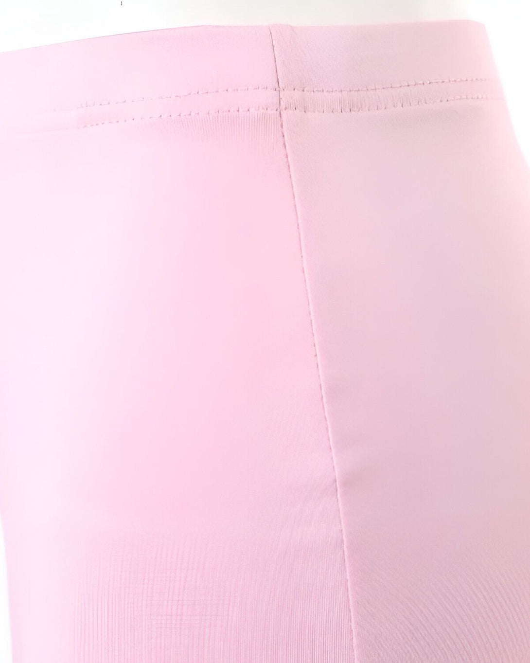 Une image d'un legging rose pâle avec une couture sur le côté.