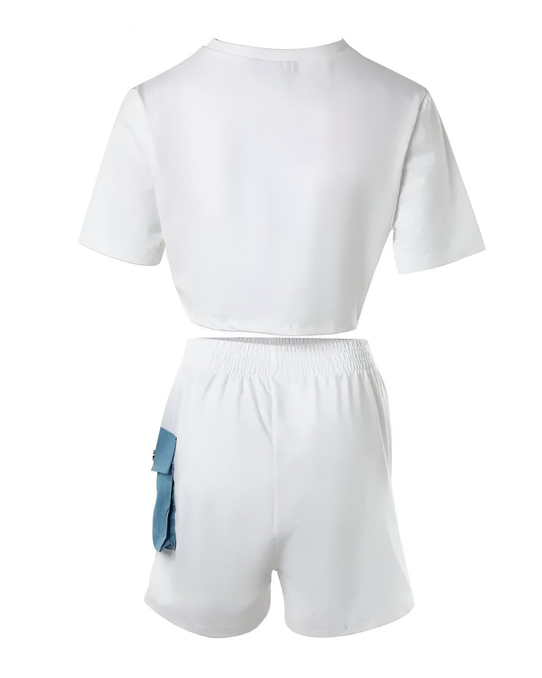 Un ensemble deux pièces blanc composé d'un crop top à manches courtes et d'un short taille haute avec des poches cargo bleues.