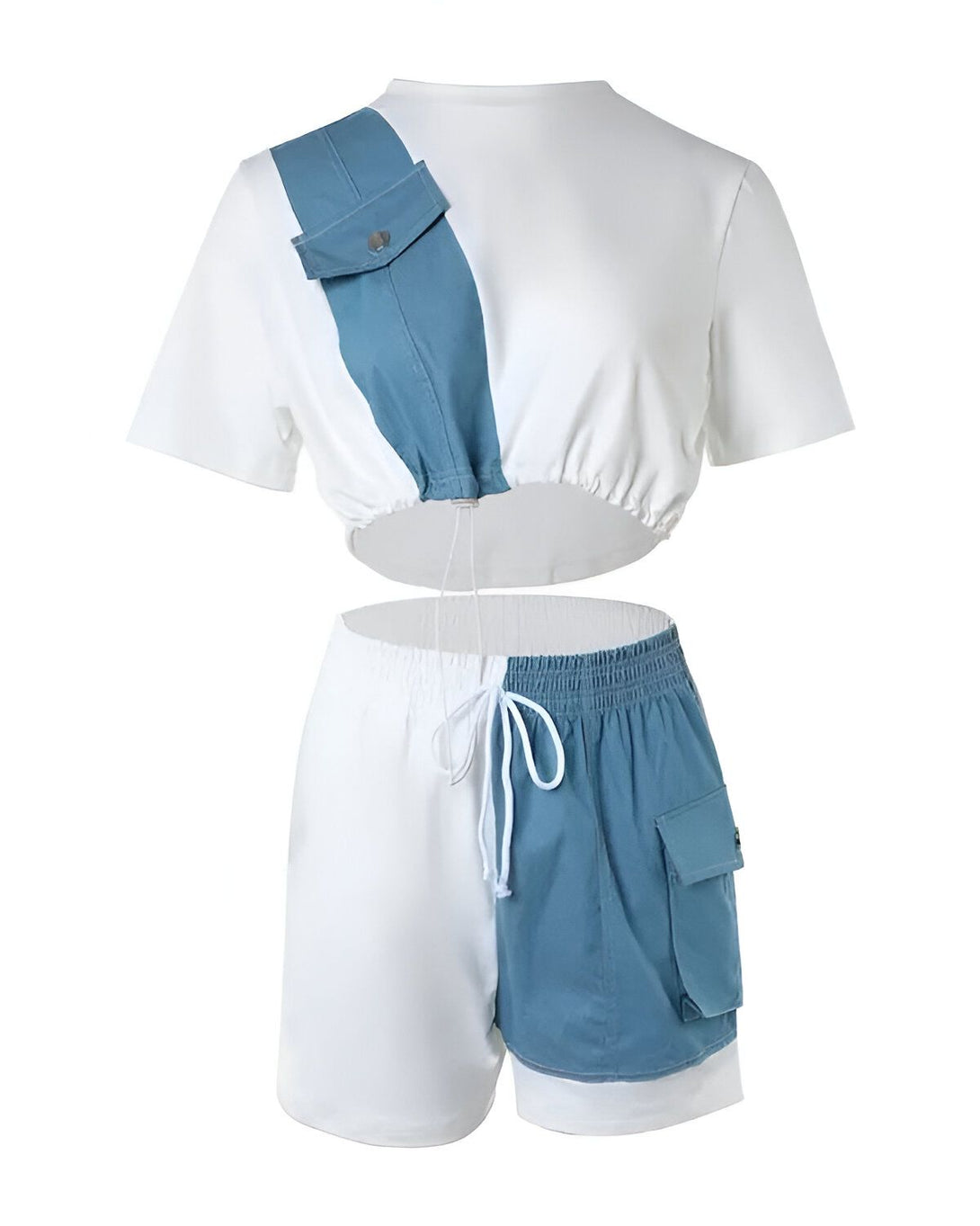 Un ensemble de deux pièces composé d'un t-shirt court blanc et bleu et d'un short assorti. Le t-shirt a une coupe oversize et des manches courtes. Le short est taille haute et possède des poches cargo.