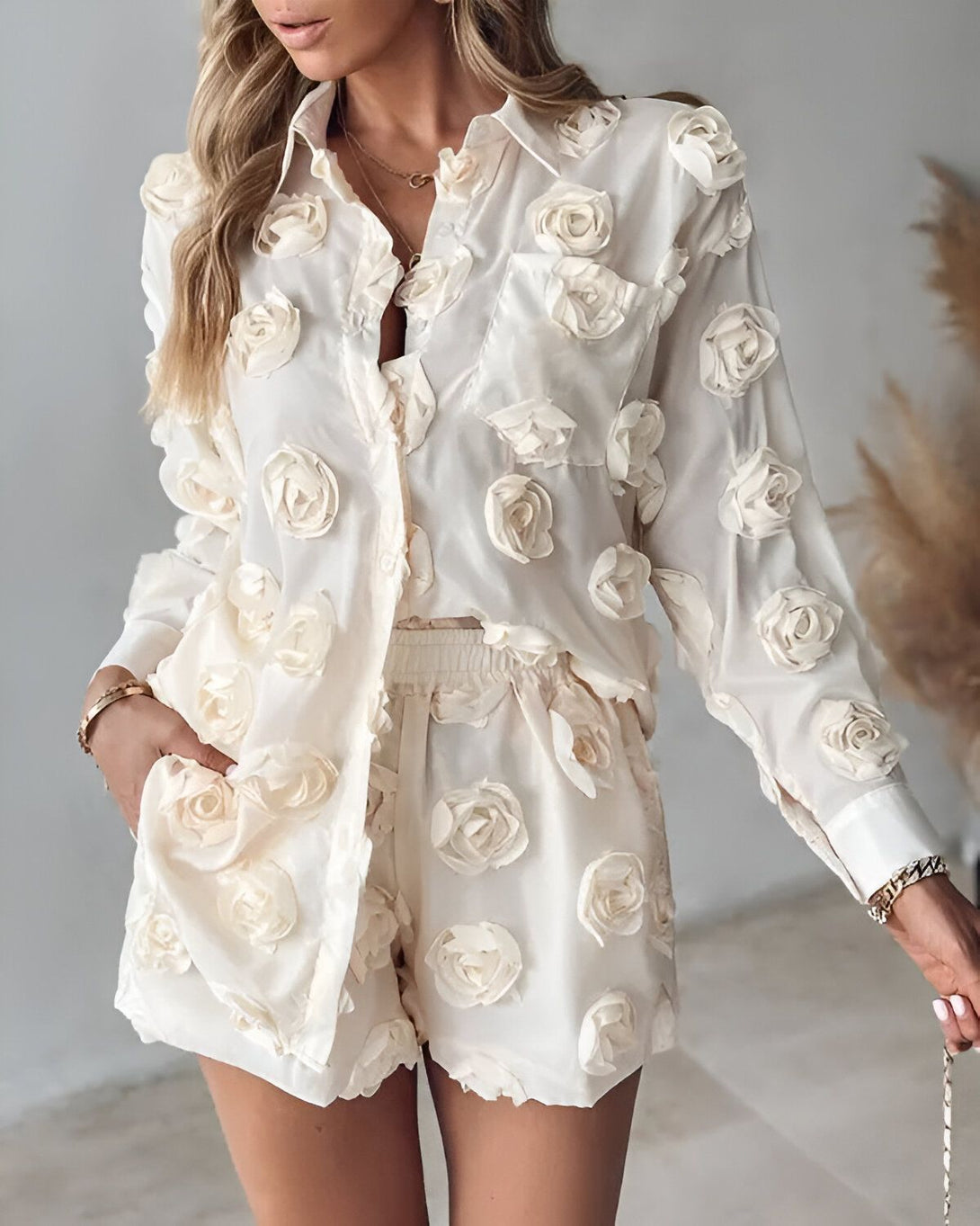 Une femme porte un ensemble short et chemise beige avec des motifs de roses en relief