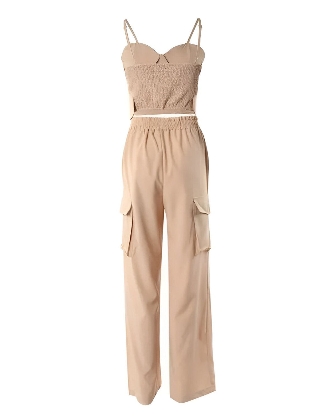 Un ensemble deux pièces beige composé d'un pantalon cargo taille haute et d'un crop top à bretelles.