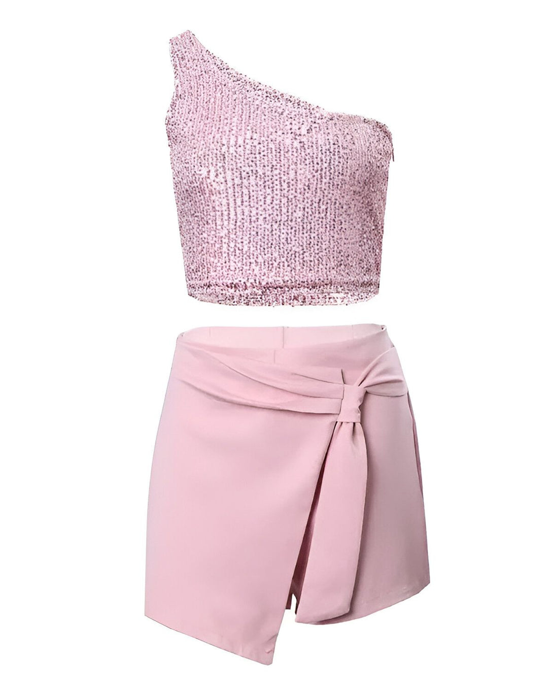 Un ensemble de soirée deux pièces rose composé d'un top à sequins et d'un short taille haute.
