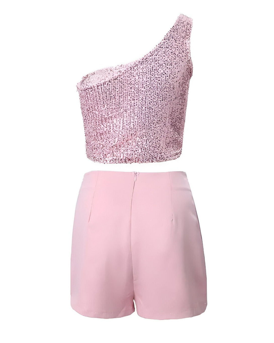 Un ensemble deux pièces rose composé d'un top à sequins et d'un short taille haute.