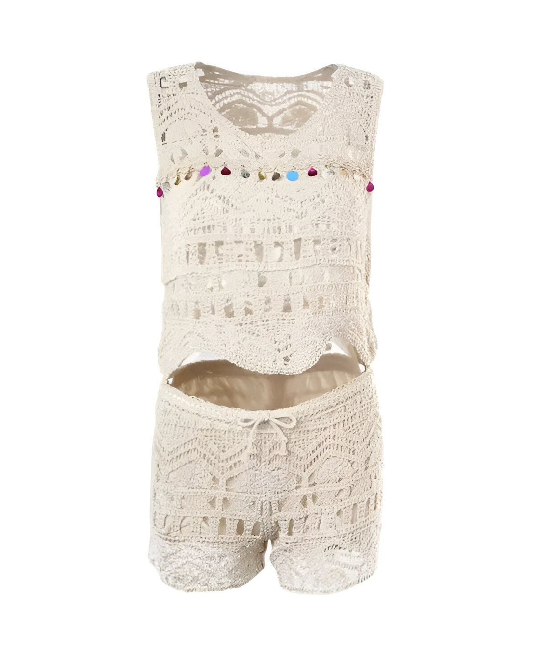 Un ensemble short et haut beige crocheté avec des perles colorées sur le haut.