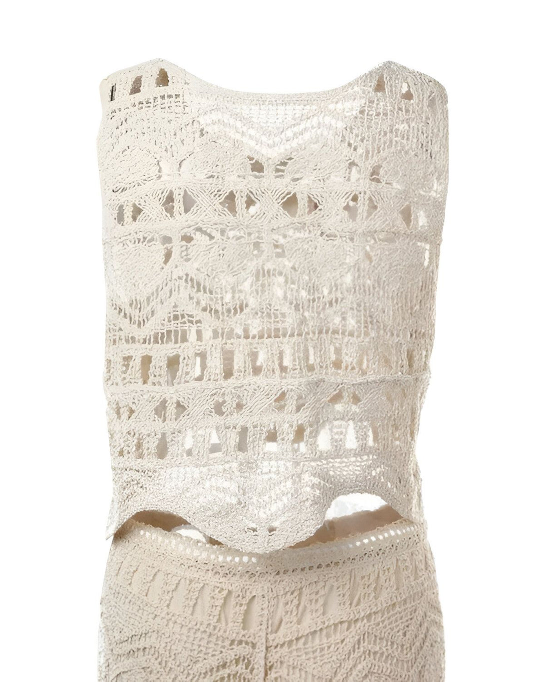 Une image d'un haut et d'un short en crochet de couleur beige. Le haut est court et sans manches, avec un motif ajouré. Le short est taille haute et évasé, avec une ceinture à nouer.