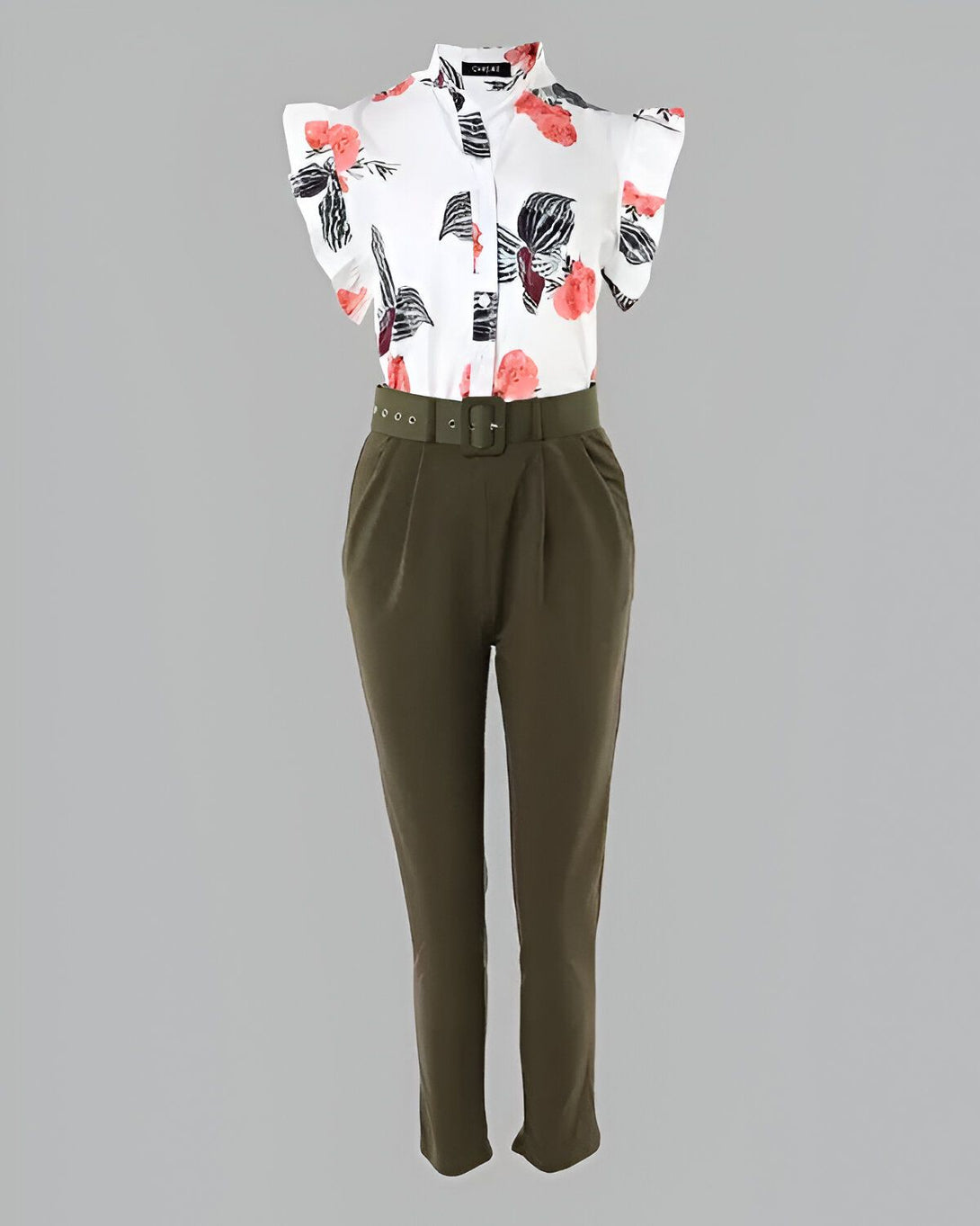 Une combinaison pantalon verte avec une chemise blanche à motifs floraux et des manches bouffantes.