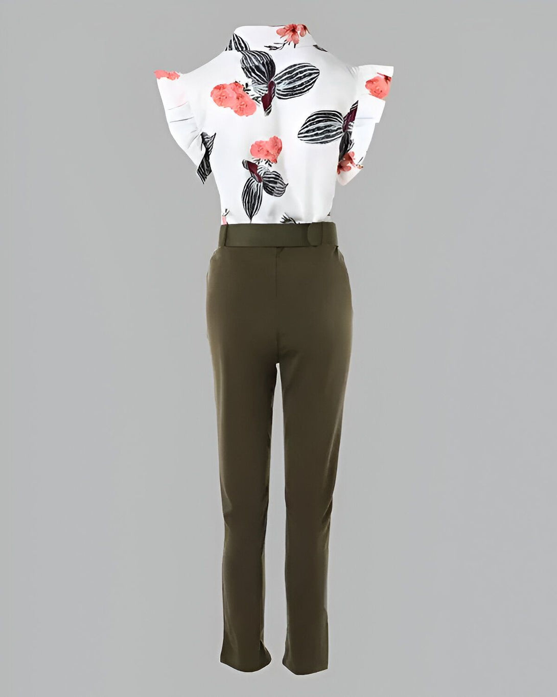 Une combinaison pantalon verte avec un haut à motif floral blanc et rose.