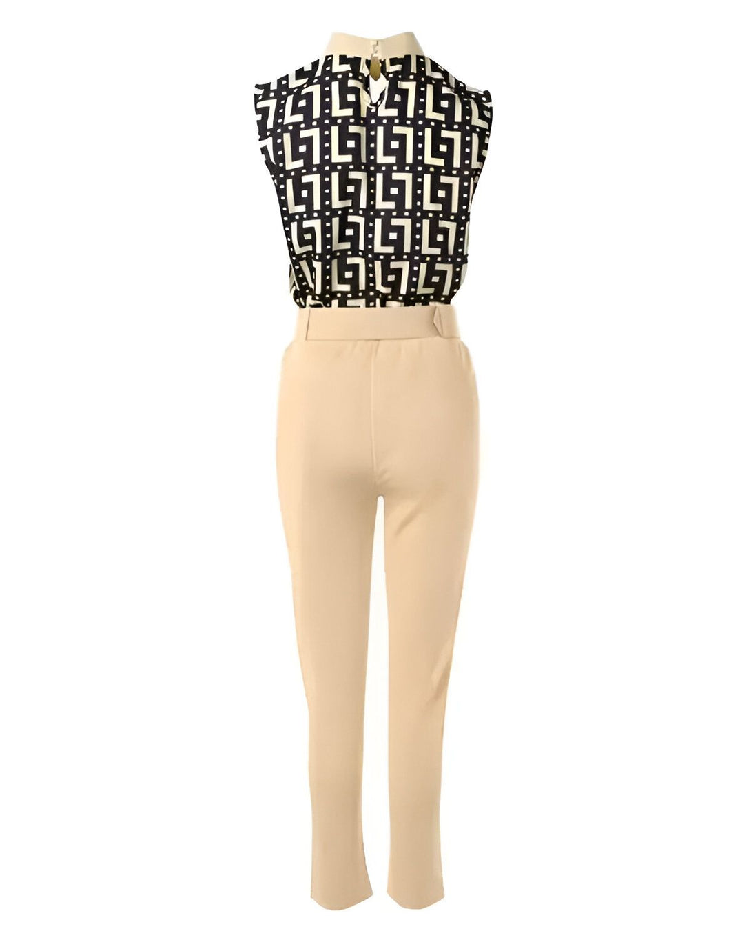 Une combinaison pantalon beige et un chemisier noir à motif géométrique.