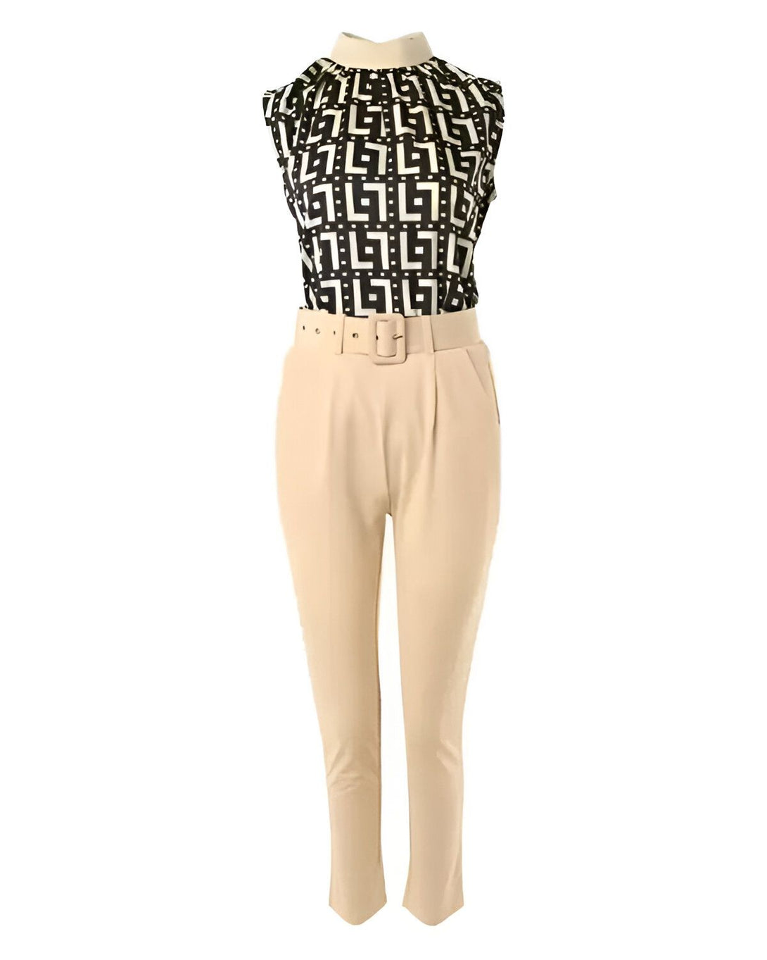 Une combinaison pantalon beige et noir avec une ceinture marron.