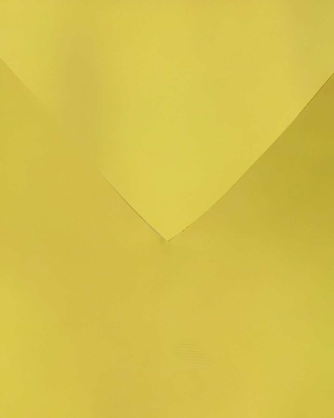 L'image est un gros plan d'un coin de mur peint en jaune.