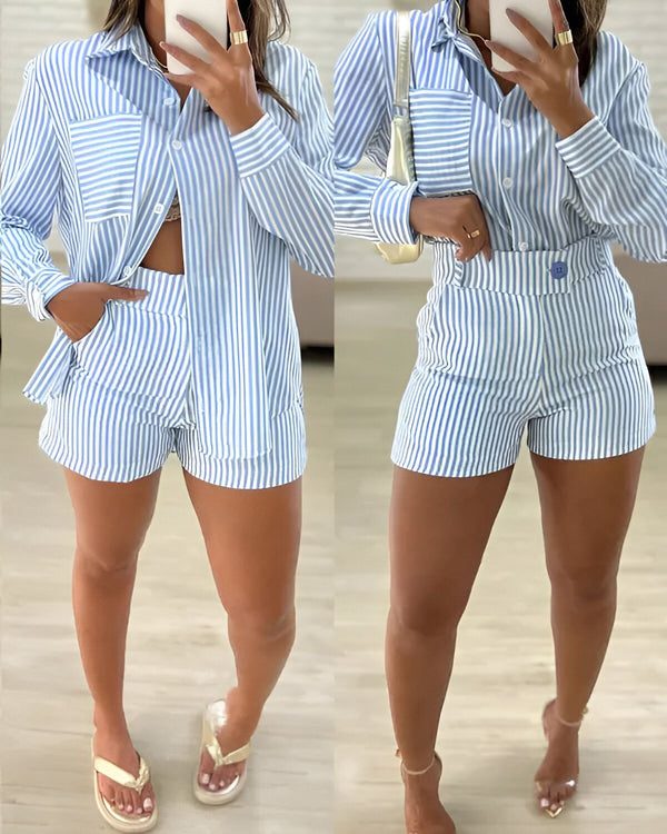Une femme porte un ensemble short et chemise bleu et blanc à rayures. La chemise est ouverte et on peut voir un soutien-gorge blanc. Elle porte des sandales marron clair et un sac à main beige.