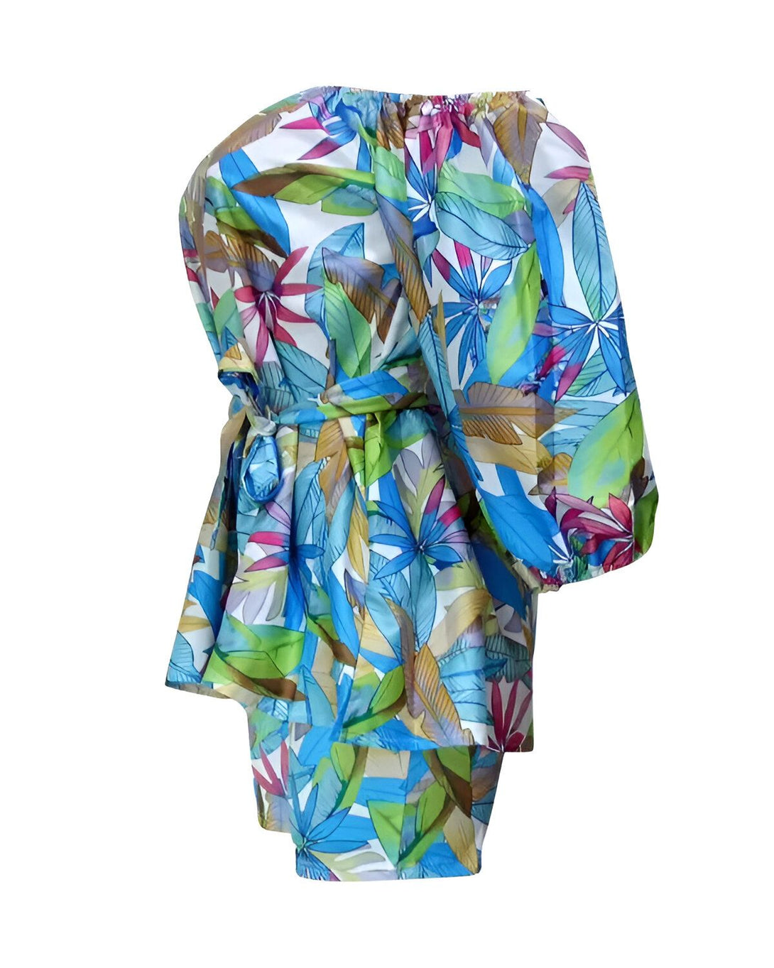 Une robe colorée à motifs de feuilles tropicales. La robe est dotée d'une ceinture à nouer à la taille.