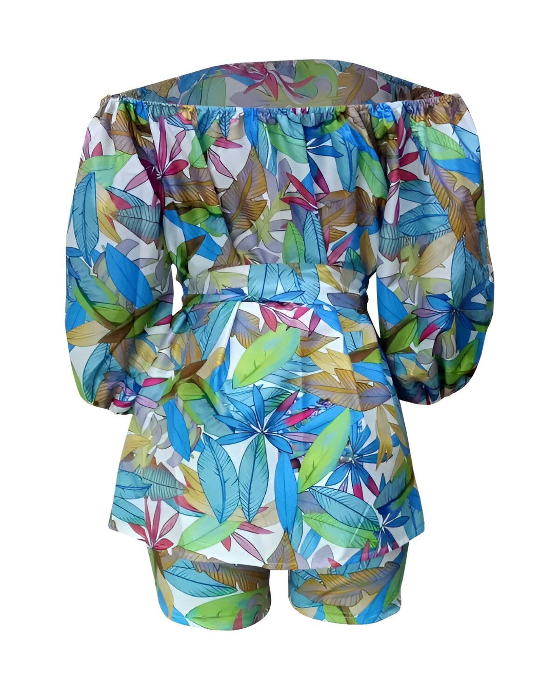 Une combinaison short et haut à imprimé tropical coloré avec des feuilles et des fleurs dans les tons de bleu, de vert et de rose. Le haut est à épaules dénudées et les manches sont bouffantes. Le short est taille haute et possède une ceinture.