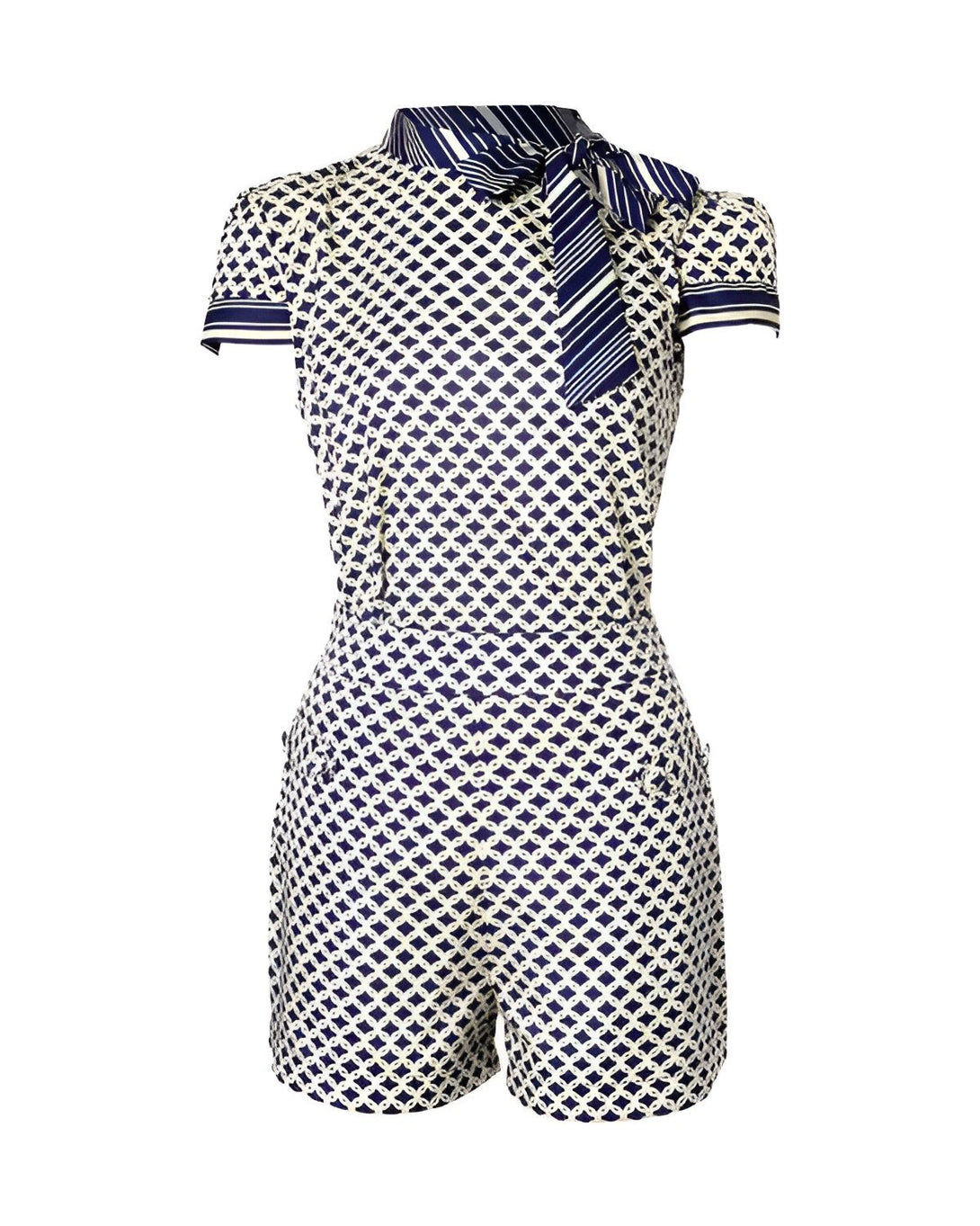 Une combinaison short bleu marine et blanc à motif losanges avec un foulard à rayures noué autour du cou.