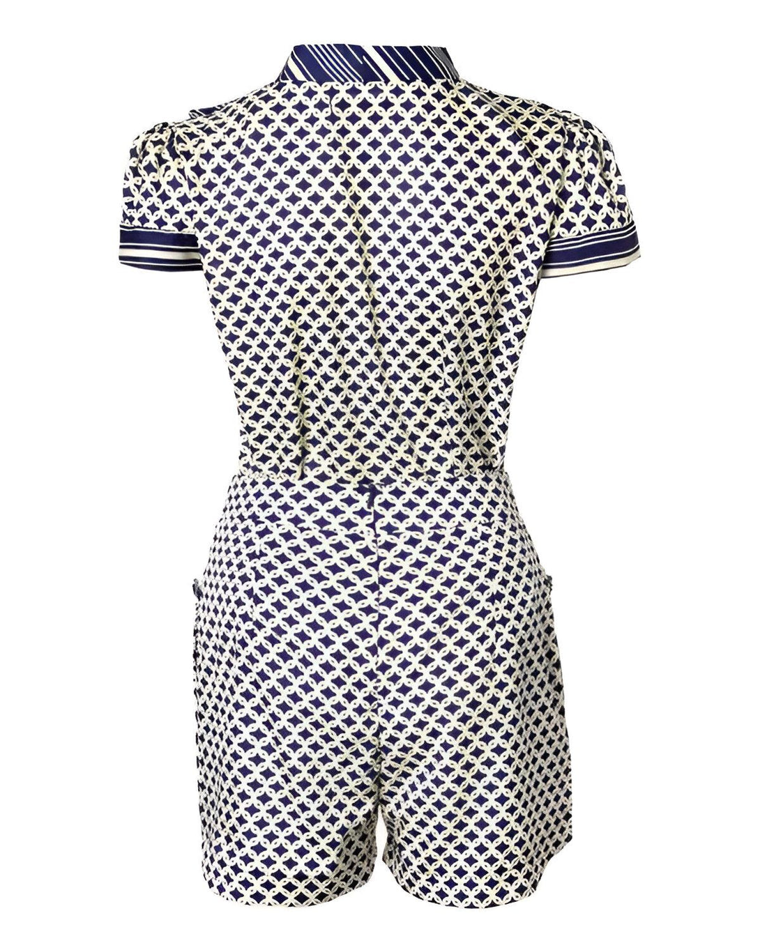 Une combinaison short à motif géométrique bleu et blanc.