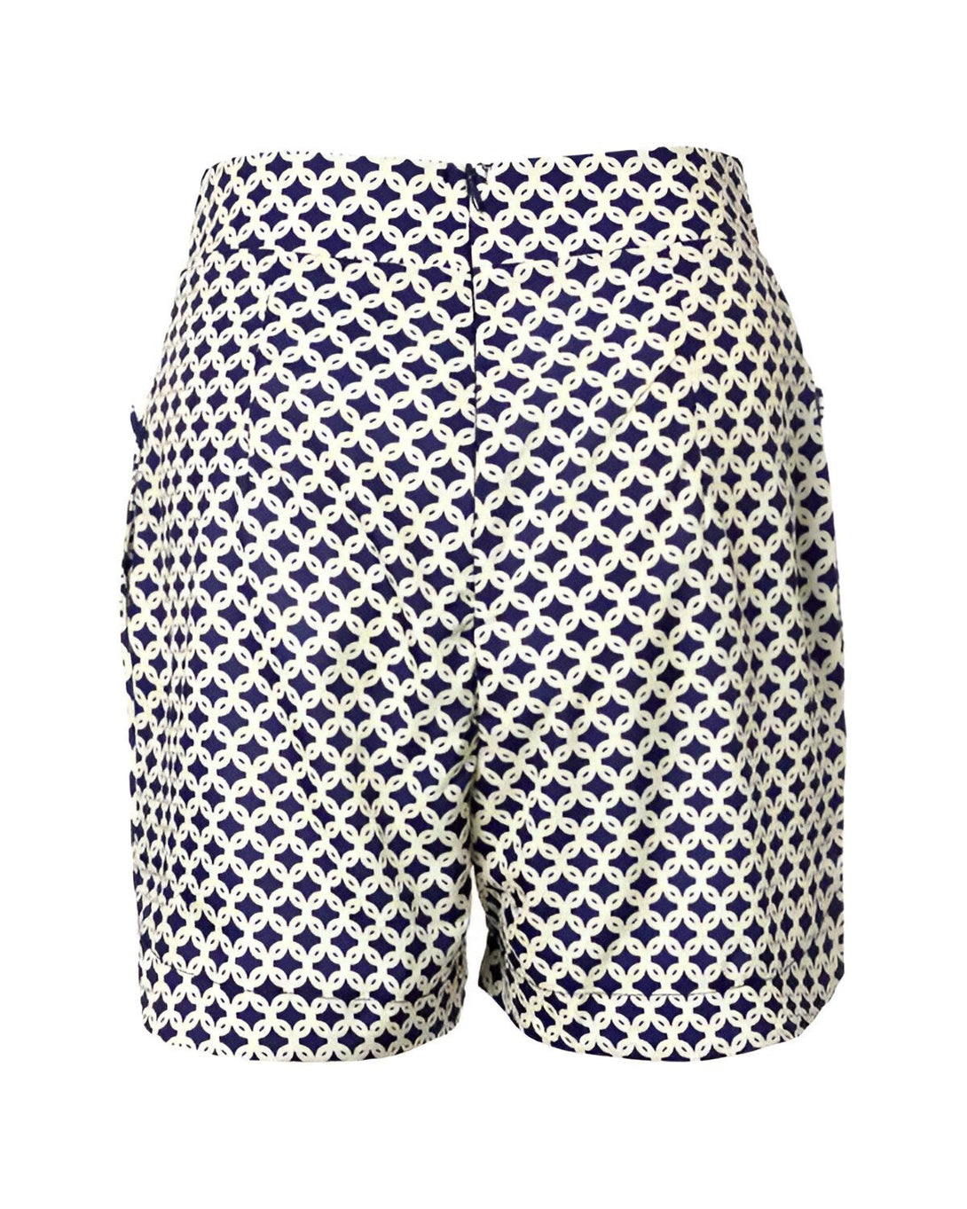 Le short taille haute est bleu marine à motif de cercles blancs. Il possède deux poches sur le devant et une fermeture éclair au dos.