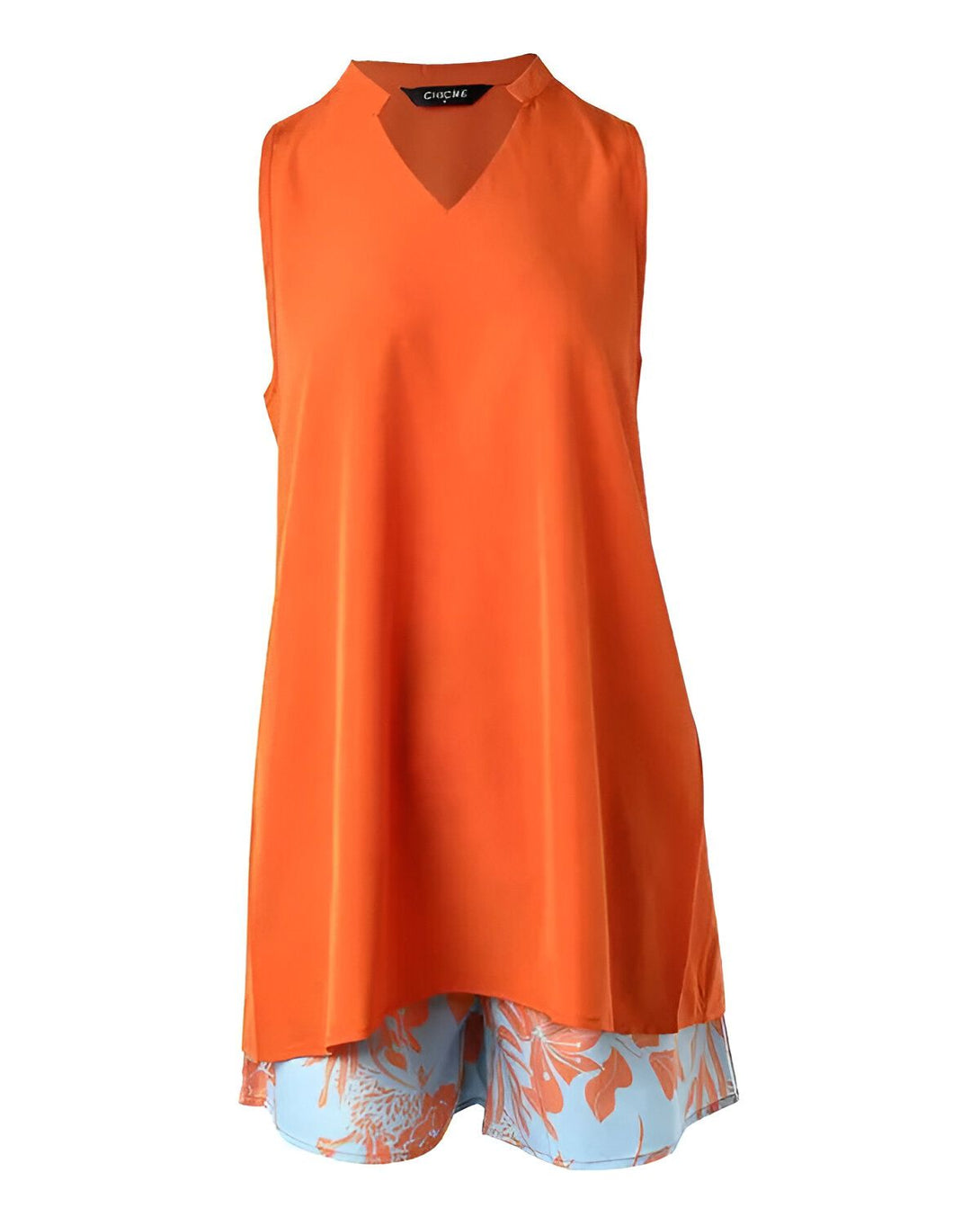 Une image d'un ensemble de vêtements pour femme de couleur orange et bleu. L'ensemble est composé d'un débardeur orange et d'un short bleu à motifs floraux.