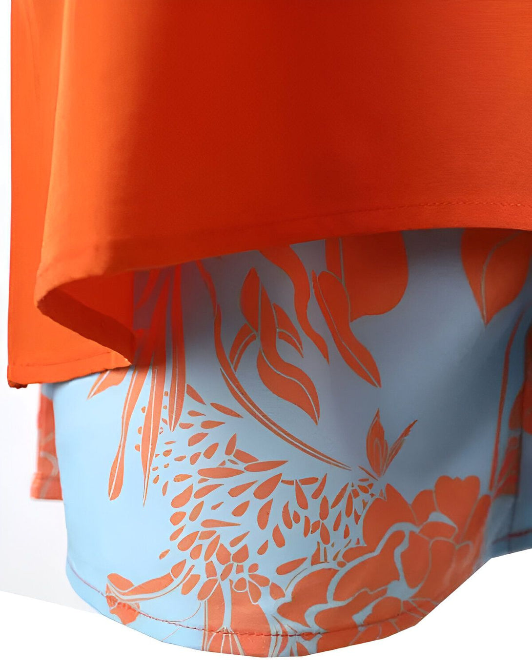 Une image d'un short bleu clair à motifs orange et blancs porté sous une tunique orange.
