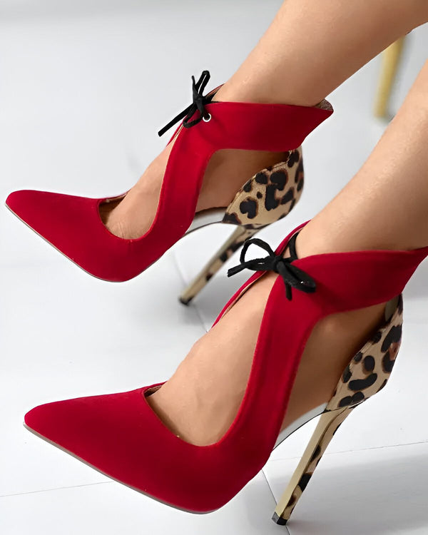 Une image de chaussures à talons hauts rouges avec un bout pointu et un talon doré. Les chaussures sont ornées d'un motif léopard sur le côté.
