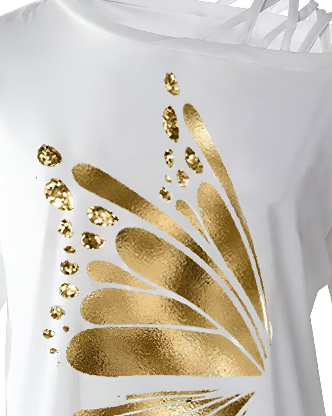 Le texte alternatif de l'image est le suivant :

Une image d'un t-shirt blanc avec un motif de papillon doré. Le papillon est situé sur le côté gauche du t-shirt et est composé de plusieurs ailes dorées. Les ailes sont décorées de petits points blancs. Le t-shirt est porté par un mannequin qui n'est pas visible.