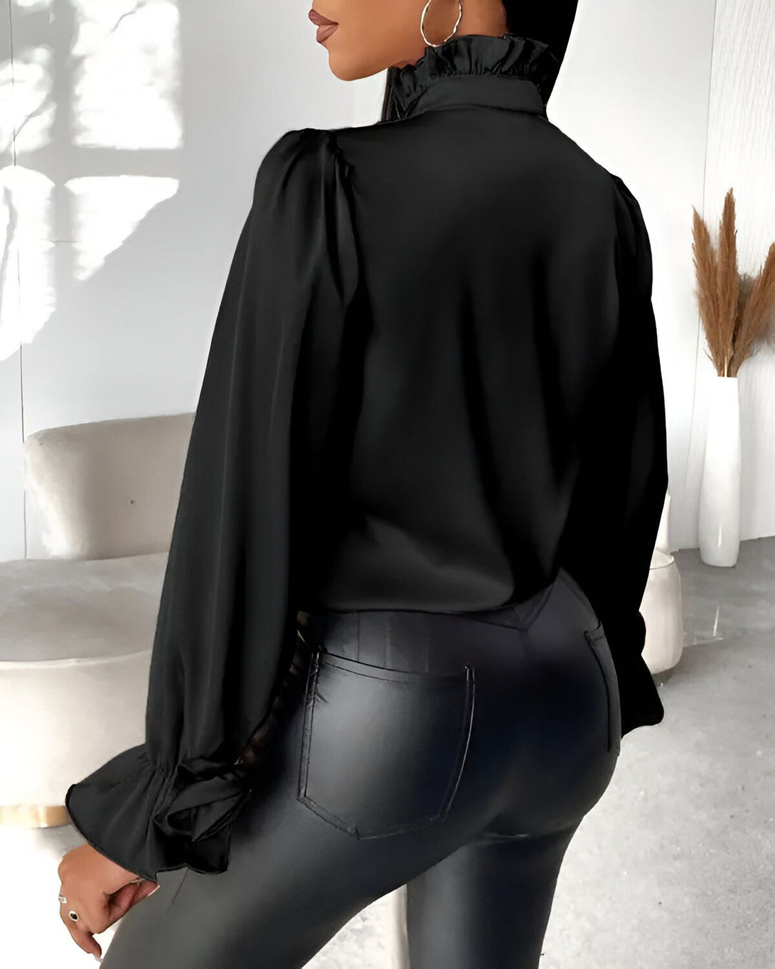 Haut à manches cloche et ourlet volanté avec détail rose