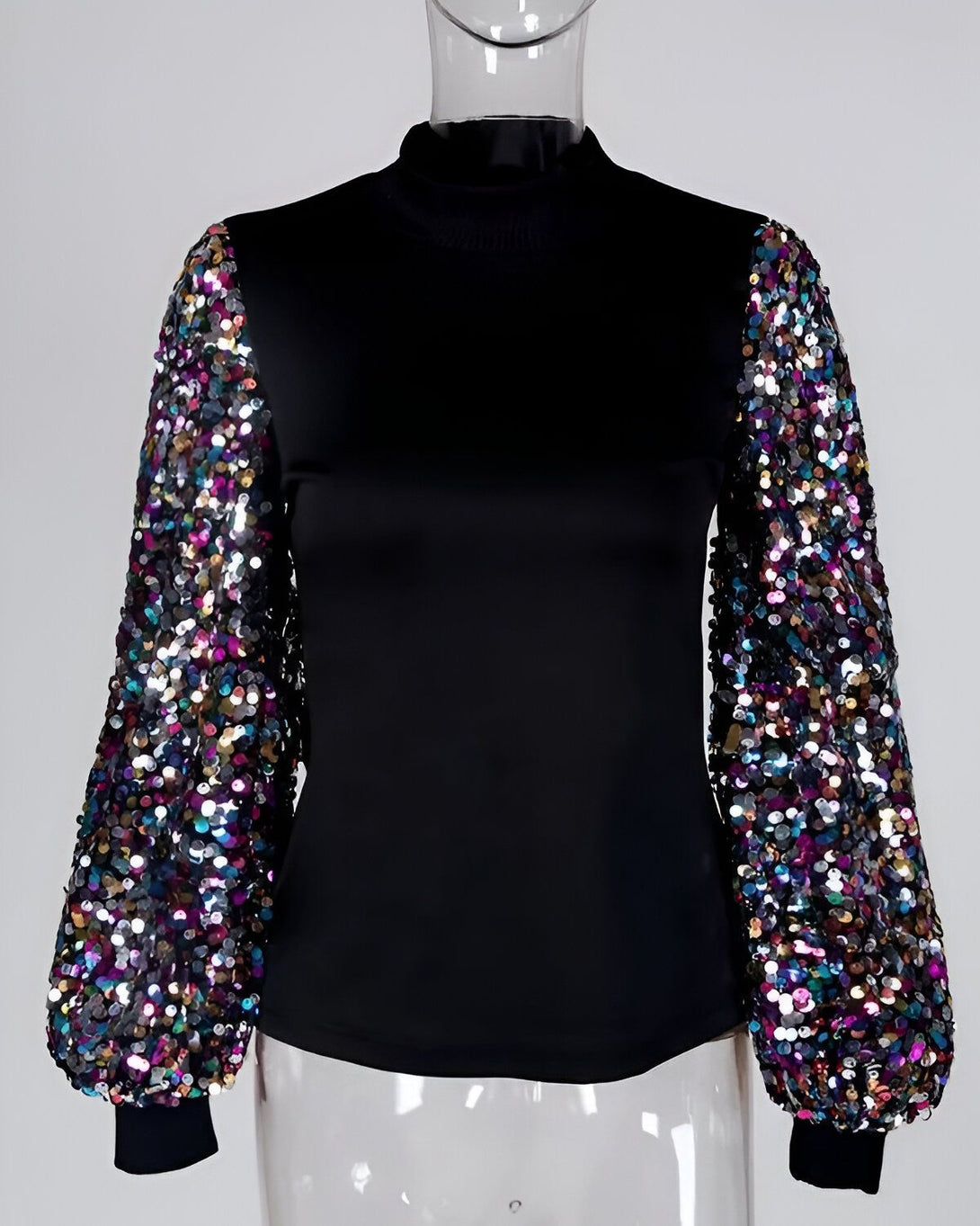 Le chemisier noir à manches longues et à col montant est orné de sequins multicolores.