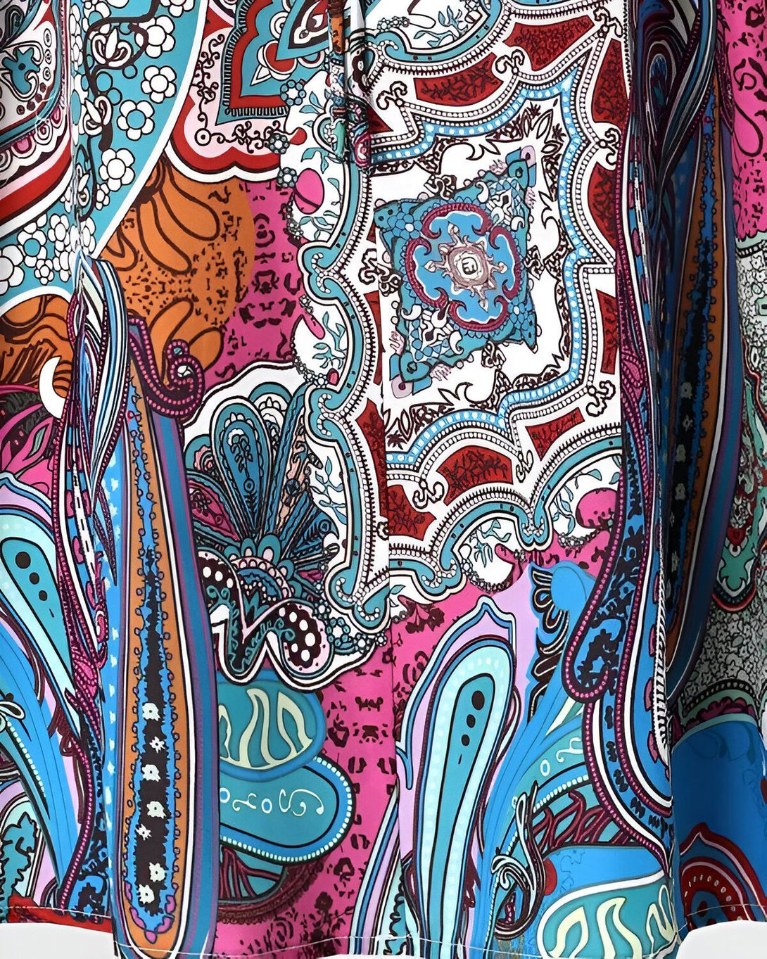 Une image d'un motif cachemire coloré. Le motif est composé de fleurs, de feuilles et de formes géométriques. Les couleurs sont vives et saturées.