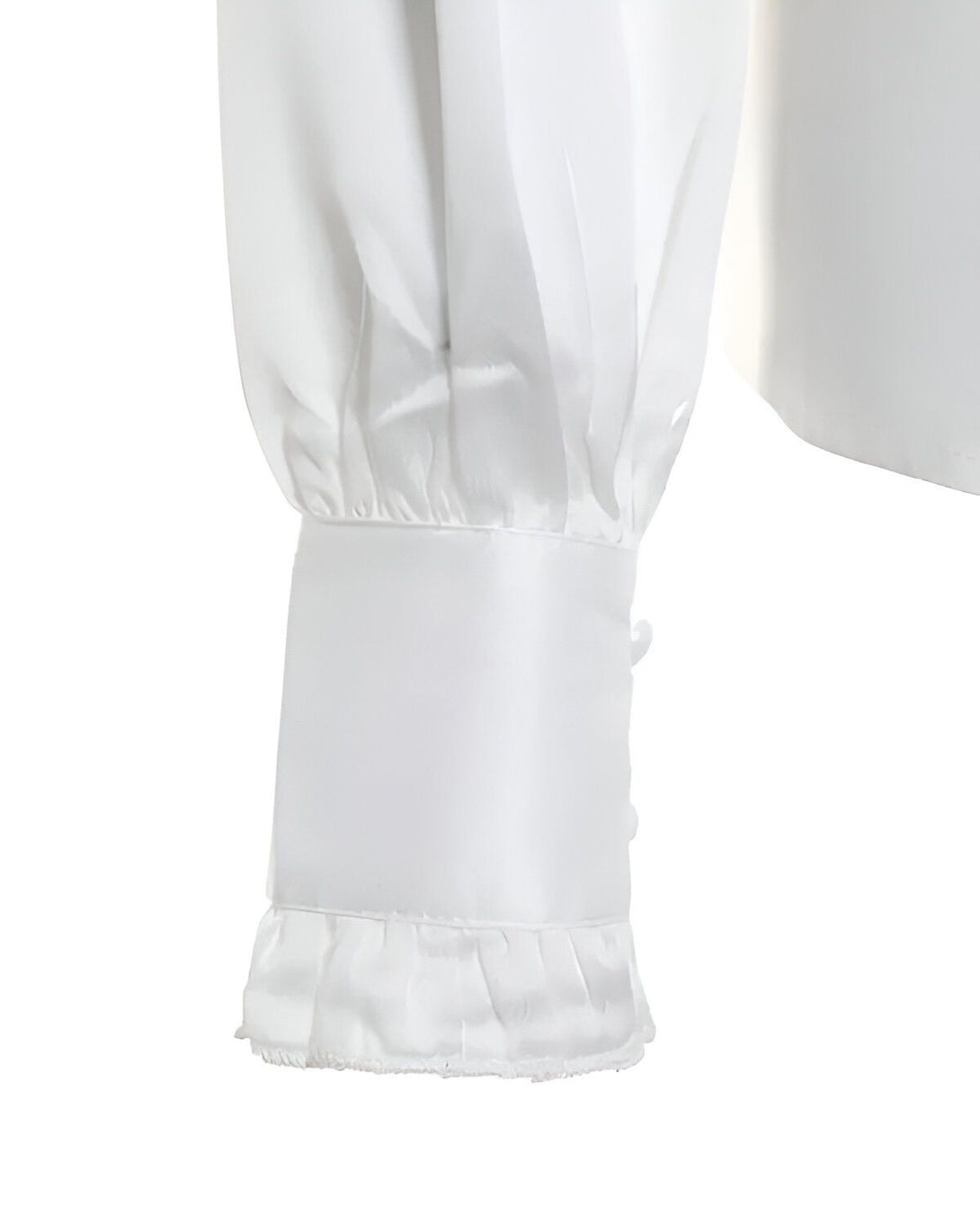 Une manche de chemise blanche en satin avec des boutons.