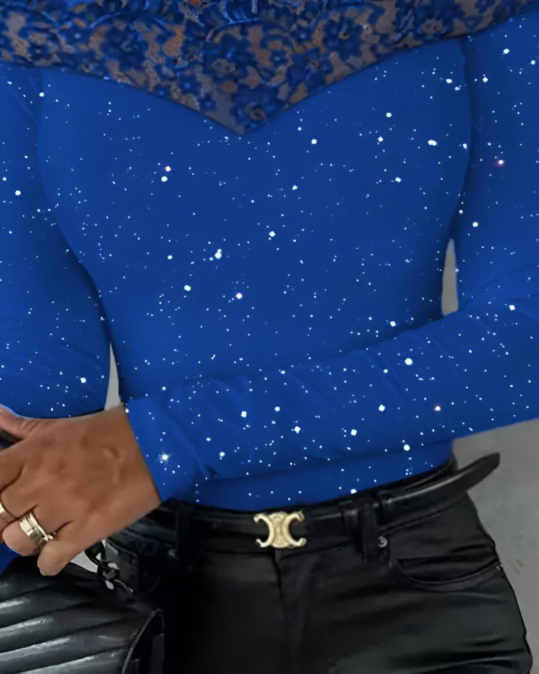 Haut à paillettes et épaules dénudées avec patch en dentelle et cils