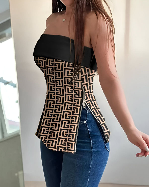 Une jeune femme porte un corset marron et noir à motifs géométriques et un jean bleu.
