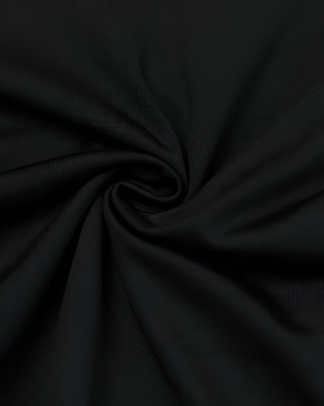 Une image d'un tissu noir froissé.