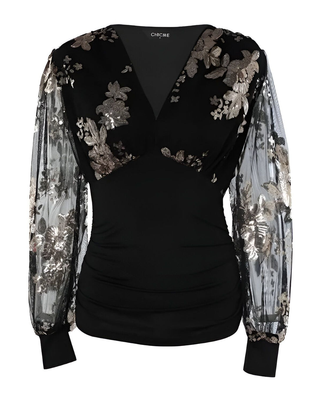Le chemisier est noir avec des manches longues en mousseline transparente à motif floral doré. Il est cintré à la taille et possède un décolleté en V.