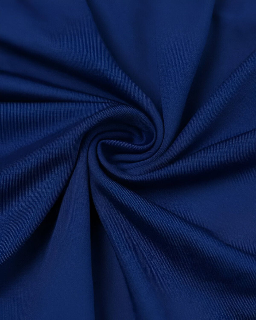 Une image d'un tissu bleu marine. Le tissu est plissé et on peut voir les détails de la texture.