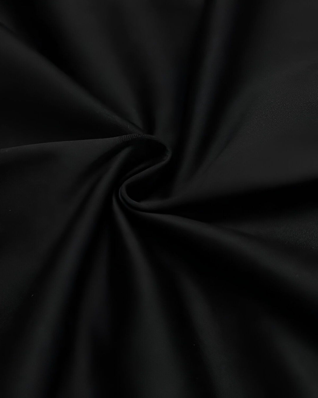 Une image d'un tissu noir froissé.