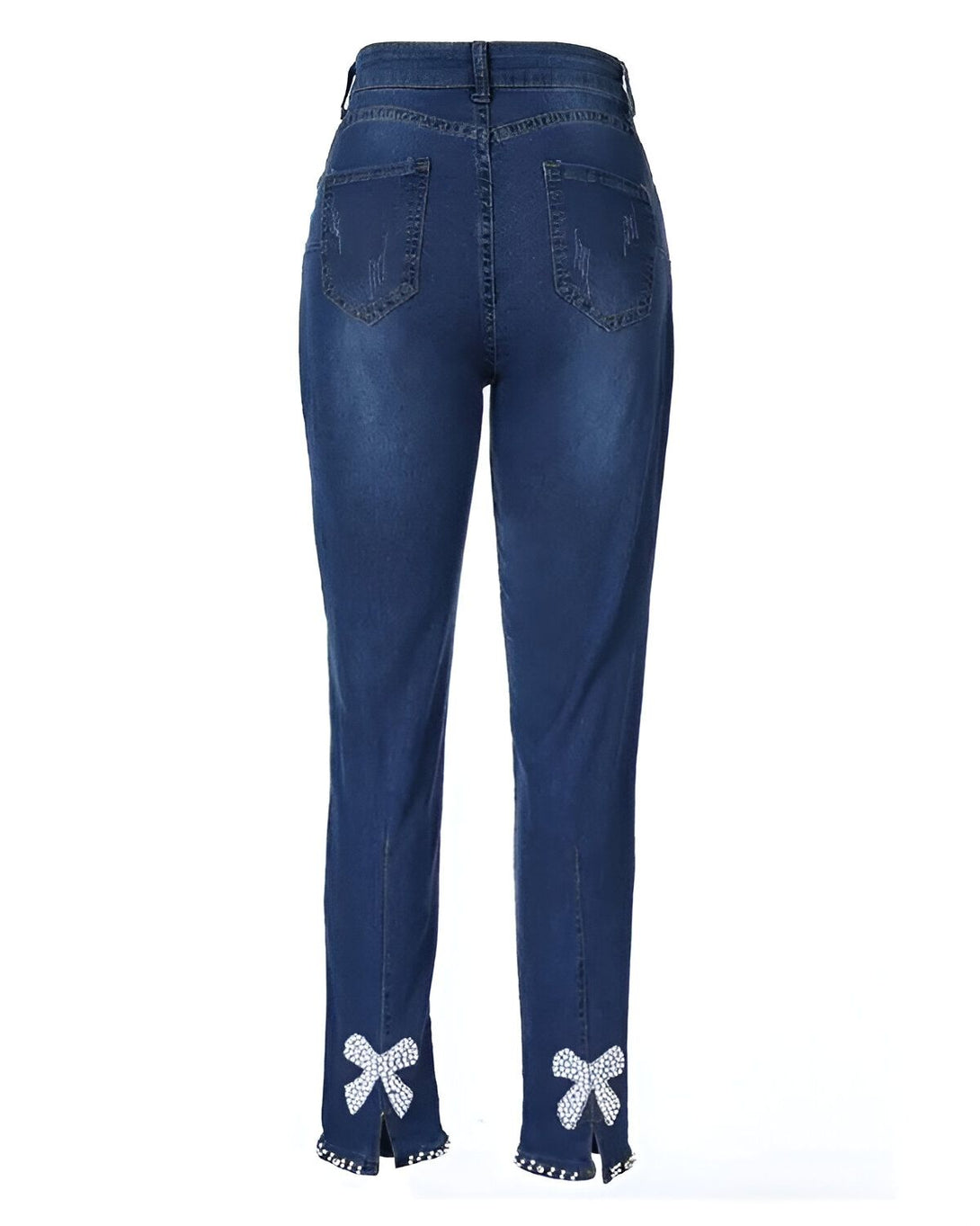 Une image d'un jean bleu avec des nœuds en strass sur les chevilles.