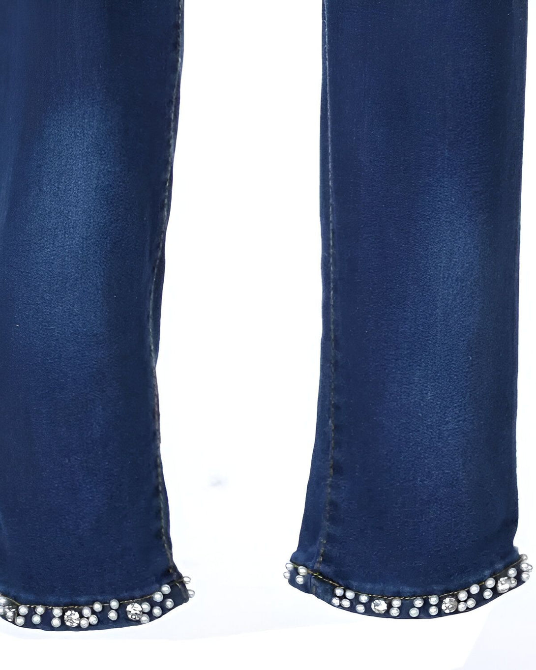 Une image de deux jambes de jeans bleu avec des strass en bas.