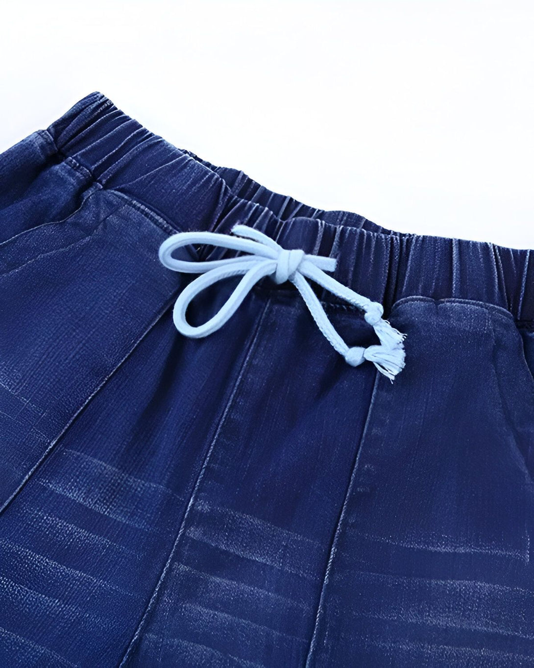 Le cordon bleu est noué sur la taille du jean.