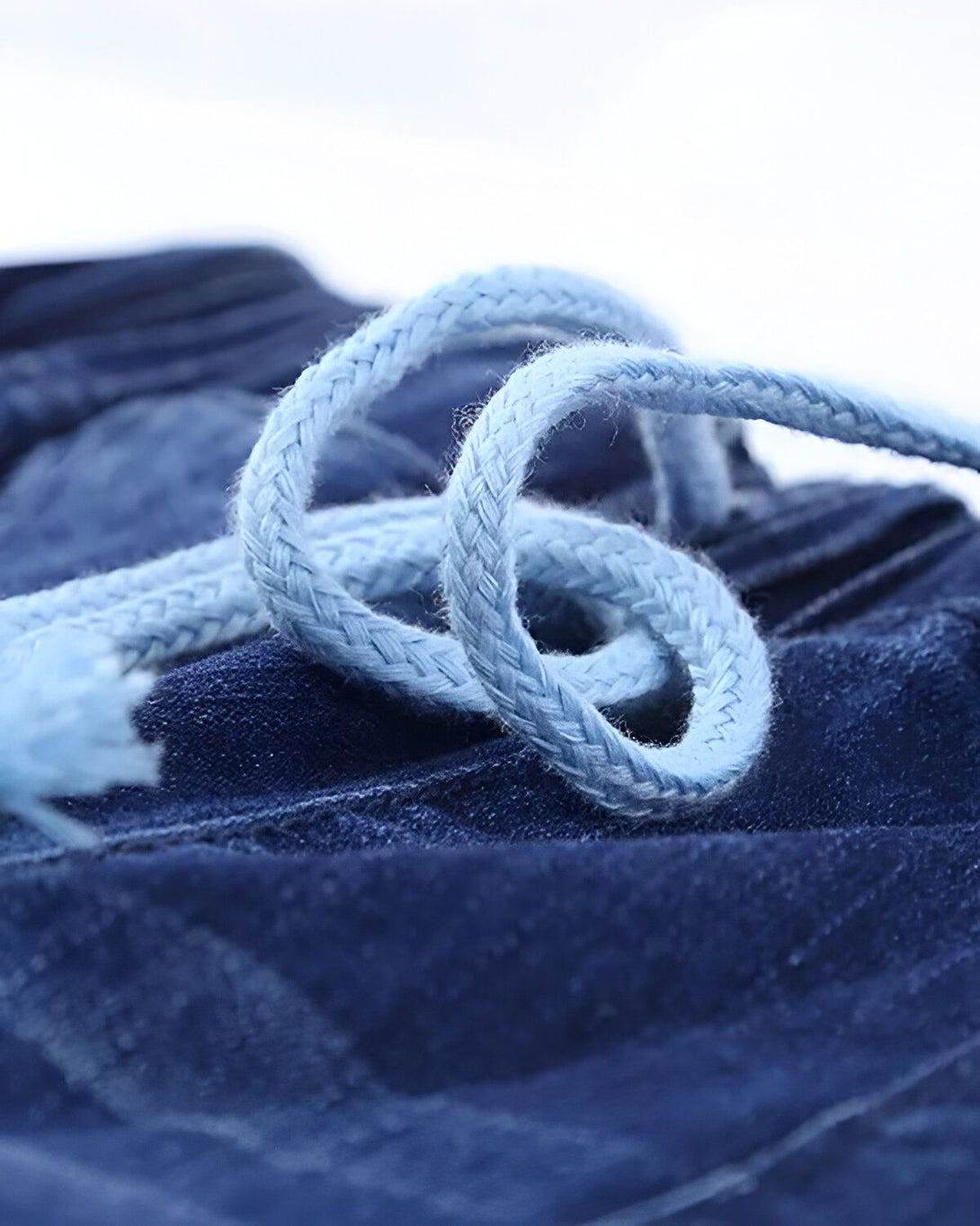 corde bleue sur un vêtement en jean bleu