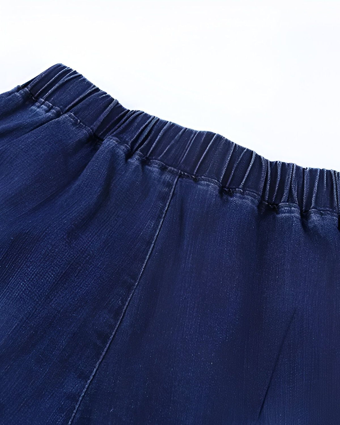 Une image d'un pantalon en jean bleu marine avec une taille élastiquée.